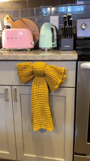 Hand Towel Bow Fold, Towel Hanging Ideas, Winter Wonderland Christmas Party, Kitchen Towels Hanging, Luxe Kitchen, Christmas Styling, Folding Towels, Instagram Kitchen, Knot Tying