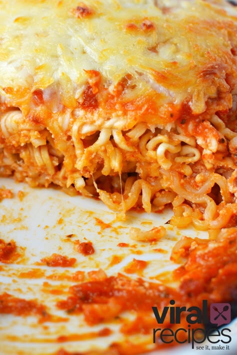 Ramen Noodle Lasagna Recipes, Ramen Noodle Lasagna, Viral Tiktok Ramen, Tiktok Ramen Recipe, Ramen Dinner Recipes, Ramen Lasagna, Lasange Recipe, Italian Casseroles, Tiktok Ramen