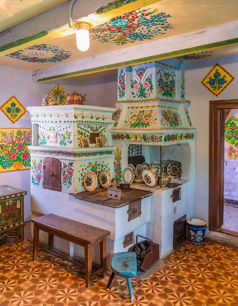 Traditional kachelofen in Zalipie, Poland. Poland Interior Design, Zalipie Poland Folk Art, Polish Painted Houses, Poland Folk Art, Painting For Kitchen Art, Slavic Kitchen, Polish Interior Design, Zalipie Poland, Folk Kitchen