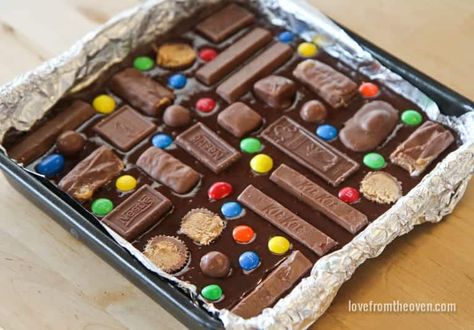 Candy Bar Brownies • Love From The Oven Leftover Candy Recipes, Candy Bar Brownies, High Calorie Desserts, Leftover Halloween Candy Recipes, Halloween Candy Recipes, Candy Bar Recipe, Halloween Candy Bar, Peanut Butter Cups Recipe, Love From The Oven