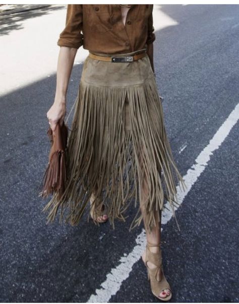 Street Punk, Looks Country, Fringe Fashion, Skirt Casual, Catwalk Fashion, Boho Chic Outfits, Fashion Autumn, England Fashion, Fringe Skirt