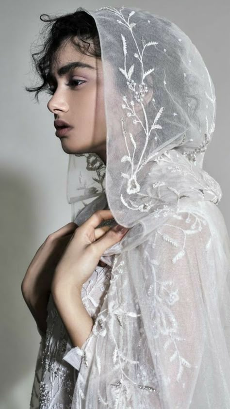 Chana Marelus, Veil, A Woman, Flowers, Floral, White, Beauty