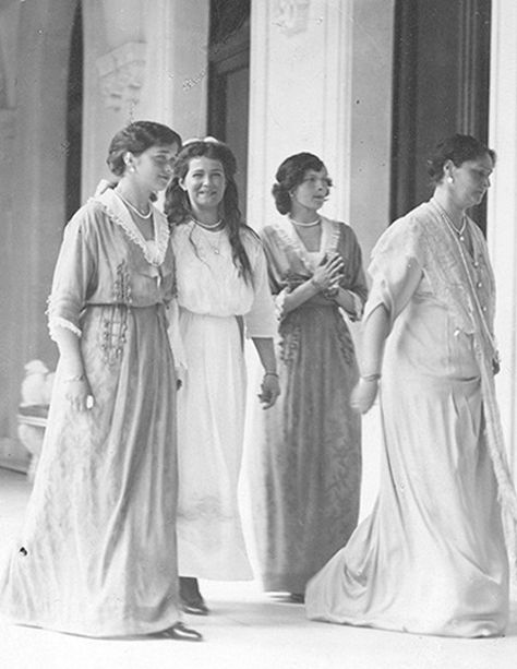 The Empress with her oldest three daughters (Olga, Maria & Tatiana) Nicholas And Alexandra, Familia Romanov, Alexei Romanov, Tatiana Nikolaevna, Romanov Sisters, Anastasia Romanov, Russian Royalty, Russian Royal Family, Princesa Real