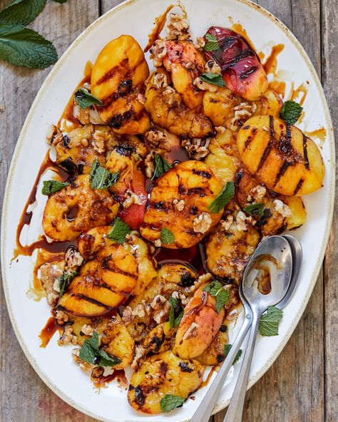 Grilled Peaches with Honey and Balsamic Glaze - Paleo Grilled Peaches Balsamic, Grilled Peach Dessert, Primal Gourmet, Balsamic Peach, Summertime Desserts, Peach Healthy, Peach Dessert Recipes, Healthy Honey, Honey Balsamic