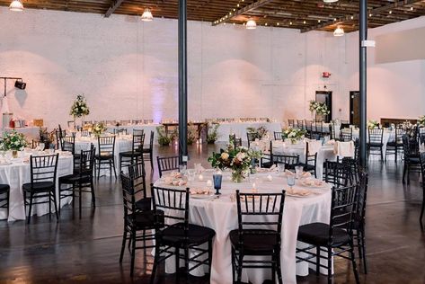 Hall Wedding Reception, Hood Wedding, Weddings Decorations Elegant Romantic, Black Round Table, Reception Planning, Modern Rustic Wedding, Romantic Wedding Colors, Black And White Wedding Theme, Romantic Theme Wedding