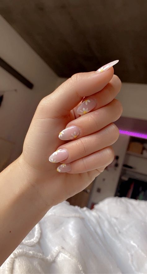 Clear Nails White Flowers, Oval Daisy Nails, Small Daisy Nails, Clear Nails With Daisies, Clear Nails White Design, Square Daisy Nails, Clear Daisy Nails, French Tip Nails With Daisy Design, Almond Daisy Nails