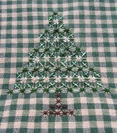 Christmas Tree on Green Checks from www.NeedlenThread.com Chicken Scratch Patterns, Gingham Christmas, Gingham Embroidery, Chicken Scratch Embroidery, Embroidery Christmas, Chicken Scratch, Hand Embroidery Stitches, Christmas Sewing, Christmas Embroidery