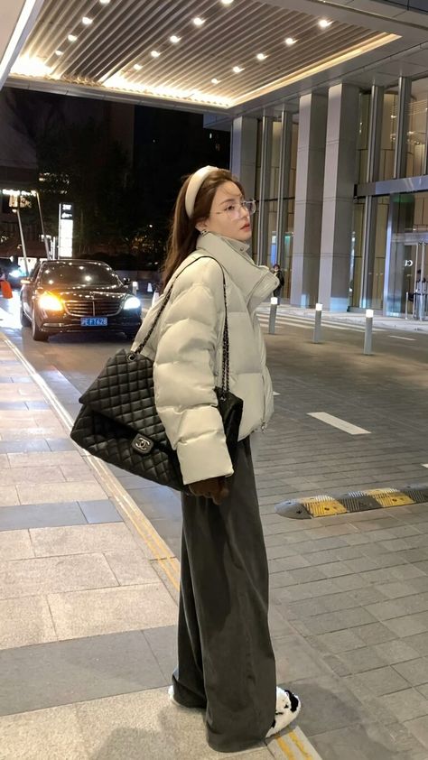 Bags For Winter Outfit, China Winter Fashion, Asian Autumn Outfits, Winter Douyin Outfits, Asian Fall Fashion, Winter In Korea Outfit, Beijing Outfit, Kpop Winter Outfits, Korean Winter Outfits Women