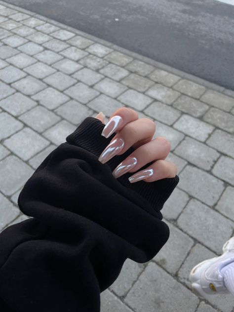 Nails Inspiration Pearl Design Dark Aesthetic Pink Long Perl Nail Designs, Pearl Nails Coffin Shape, Ballerina Pearl Nails, Long Pearl Nails, Pearl Nails Coffin, Nails Pearl Effect, Grey Pearl Nails, Square Pearl Nails, Pearl Stiletto Nails