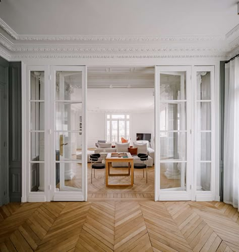 Discover the Timeless Elegance of a Parisian Apartment - Decoholic Parisian Apartment Interior, Parisienne Apartment, French Doors Living Room, Townhouse Interior, Parisian Decor, Parisian Interior, French Apartment, Neoclassical Interior, Decor Salon