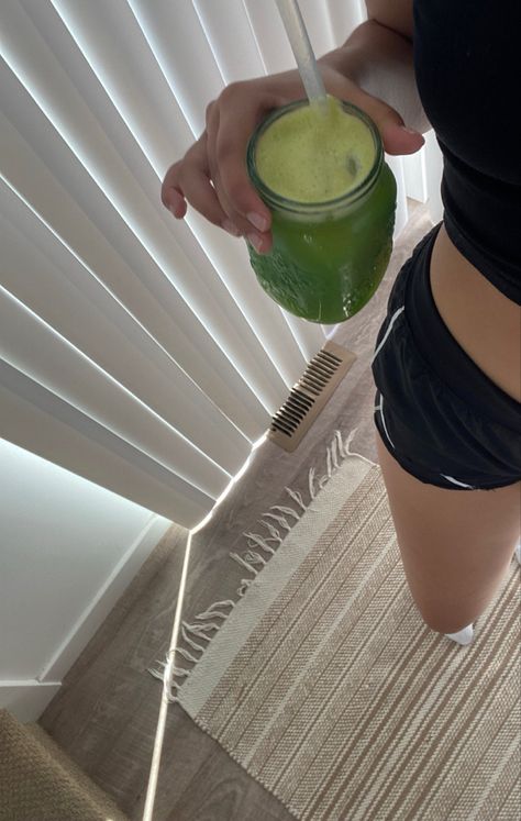 Green juice| detox| healthy Working Out Green Aesthetic, Detox Aesthetic, Green Juice Instagram Story, Green Juice Aesthetic, Juice Aesthetic, Greens Drink Aesthetic, Greens Juice Aesthetic, Green Juice Girl Aesthetic, Healthy Drinks Smoothies