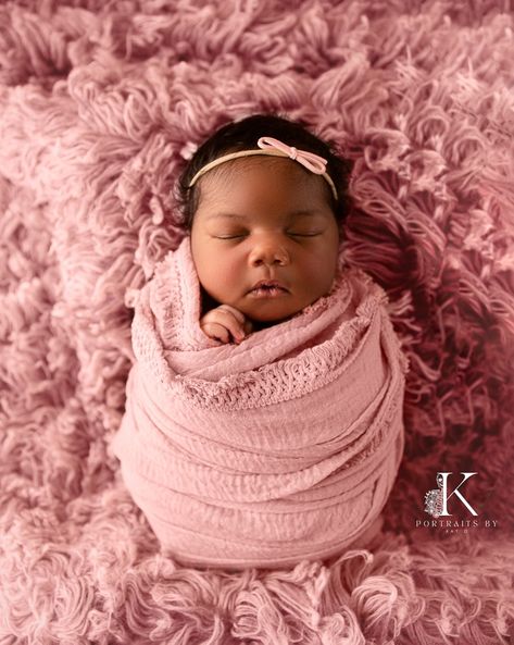 Newborn Black Babies Photoshoot, Newborn Photography Girly Black, Pink Newborn Photography, Black Newborn Photoshoot, Newborn Photography Girly Ideas, Newborn Baby Photography At Home, Newborn Photography Girly, Newborn Photo Pose, Newborn Shoots