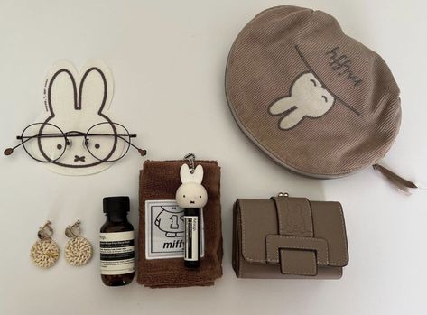 Brown Miffy, Image Swag, What In My Bag, Pretty Bags, All Things Cute, Essential Bag, Vision Board, Hello Kitty, Pouch