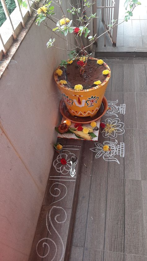 Tulasi Kota Designs In Balcony, Tulasi Kota Designs Painting, Tulsi Pot Design Painting, Tulasi Pot Design, Thulasi Kota Designs, Tulsi Pot Design Modern, Tulsi Pot Painting Ideas, Tulasi Kota Designs, Tulasi Pot Designs Painting