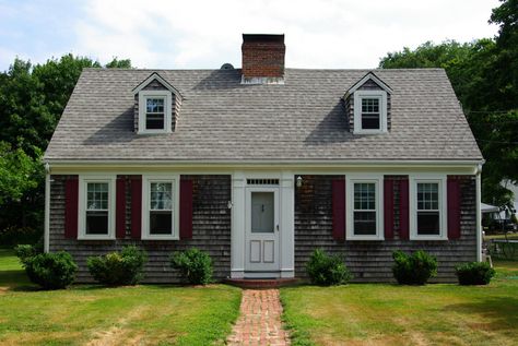 Window framing and shutters Cape Cod Style Homes, House With Front Porch, Cape Cod Architecture, Cape Cod Exterior, Cape Cod House Plans, Farm Style House, Modern Courtyard, Cape Cod Style House, Colonial House Plans