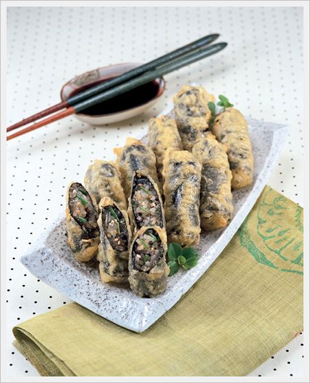 Deep Fried Seaweed RollDeep Fried Seaweed Roll is one of the popular snacks, but it is difficult to make at home.Our product is made to solving the problem. The Flavoring sweet potato noodles wrapped with dry seaweed Quick-Frozen ProductIt supplies convenience with excellent taste to consumer Keeping the crunch taste and shape for a long time - See more at: http://www.bestmadeinkorea.com/product-27938/Agricultural-Exports-Imports/Deep-Fried-Seaweed-Roll.html#sthash.zU2eU1Z2.dpuf Fried Seaweed, Seaweed Rolls, Potato Noodles, Sweet Potato Noodles, Popular Snacks, Korean Food, Deep Fried, Cool Things To Make, Sweet Potato