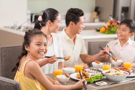 National Day of Silence: How to Connect With Your Family By Disconnecting! #30secondmom Day Of Silence, Dinner Games, People Having Fun, Simplicity Dress, Family Eating, Summer Barbecue, The New Normal, Asian American, Good Mental Health