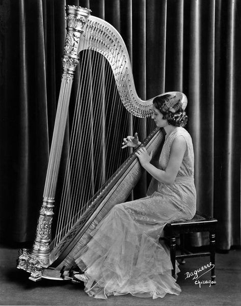 Hollywood Photography, Myrna Loy, Glamour Photography, Silent Film, 인물 사진, Silver Screen, Classic Movies, Harp, Classic Hollywood