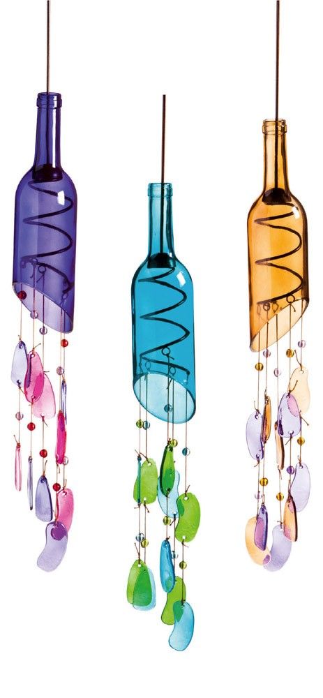 Wine bottle wind chimes. www.ContainerWaterGardens.net Fall Wine Bottles, Carillons Diy, Wine Bottle Project, Diy Keramik, Fabric Decoupage, Wine Bottle Wind Chimes, Recycled Wine Bottles, Glass Bottle Diy, Wine Craft