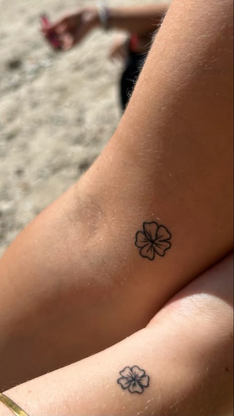 Small Tattoos To Get In Hawaii, Hibiscus Finger Tattoo, Hibiscus Tattoo Wrist, Monoi Flower Tattoo, Tiny Hibiscus Tattoo, Small Tattoos Butterfly, Flower Tattoo Minimalist, Tiny Flower Tattoo, Hibiscus Flower Tattoos