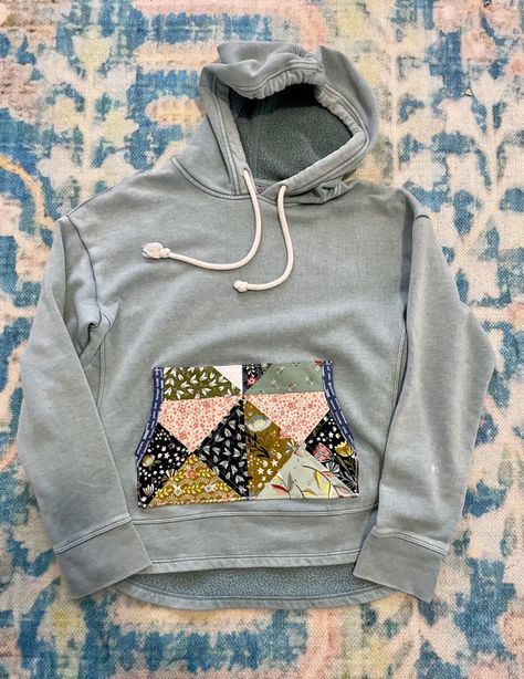 Hoodie Pocket Design Ideas, Quilt Patches On Clothes, Hoodie Made From Quilt, Sweatshirt With Quilt Block, Quilt Block On Sweatshirt, Upcycled Hoodie Diy, Quilt Sweatshirt Diy, Quilted Clothing Patterns, Quilted Hoodie Pattern