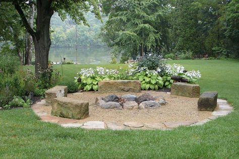 21 Most Amazing Outdoor Fire Pit Design Ideas You'll Love Pallet Fire Pit, Fire Pit Gravel, Natural Fire Pit, Fire Pit With Rocks, Small Fire Pit, Brick Fire Pit, Rustic Fire Pits, Outdoor Fire Pit Designs, Fire Pit Landscaping