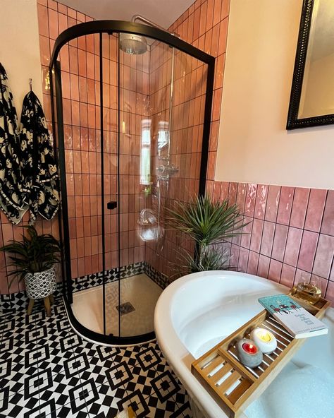 1980s Bathroom, Pink Tile Bathroom, Pink And Black Bathroom, End Terrace House, Zen Space, Pink Bathroom, Relationship Coach, Vintage Bathroom, Meditation Room