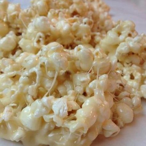 Movie Night Caramel Marshmallow Popcorn - this is a go to favorite of ours! Marshmallow Caramel Popcorn, Popcorn Microwave, Hawaiian Cheesecake, Marshmallow Caramel, Bbq Meatloaf, Marshmallow Popcorn, Walking Taco, Pineapple Pie, Cake Breakfast