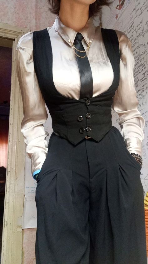 Detective Outfit Reference, Steampunk Wedding Suit, Noble Aesthetic Outfit, Female Conductor Outfit, Steampunk Suits For Women, Fancy Clothing Aesthetic, Victorian Dandy Aesthetic, Grunge Suit Aesthetic, Vest And Tie Women