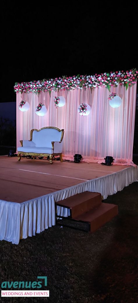 Marriage Event Decor, Bridal Stage Decoration Wedding Ideas, Engagement Background Decoration Indian, Engagement Flower Decoration, Engejment Decoration At Home, Photo Background Decoration, Engejment Decorations, New Stage Decorations, Decoration Stage