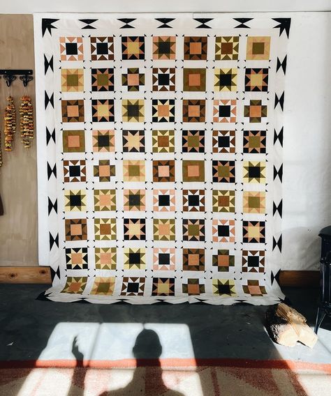 Sara Buscaglia (@farmandfolk) • Photos et vidéos Instagram Farm And Folk, Folk Quilt, Garden Quilt Pattern, Dye Flowers, Sewing Machine Thread, Block Quilt, Quilt Border, Garden Quilt, Summer Quilts