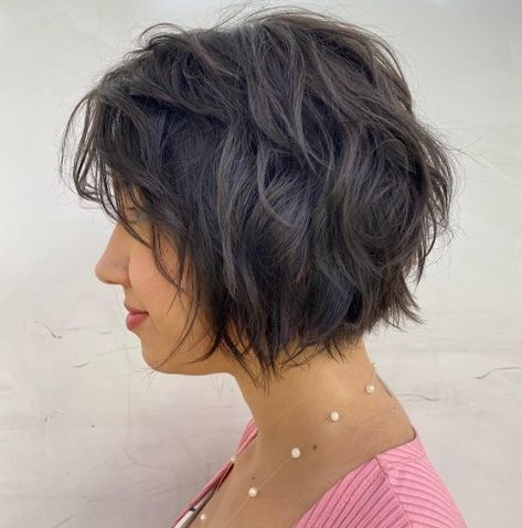 Chin-Length Hair with Shaggy Layers Short Hair Styles For 2023, Layered Shag Haircut, Layered Wavy Bob, Shag Haircut Ideas, Best Short Hair, Layered Shag, Chin Length Haircuts, Dunner Wordend Haar, Wavy Bob Haircuts