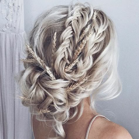 From soft and romantic, to classic with modern twist these romantic wedding hairstyles with gorgeous details will inspire you,messy updo wedding hairstyle Romantic Wedding Hair, Wedding Hair Inspiration, Wedding Hairstyles Updo, Wedding Hairstyles For Long Hair, Wedding Hair And Makeup, Bride Hairstyles, Hair Dos, Bridesmaid Hair, Hair Updos