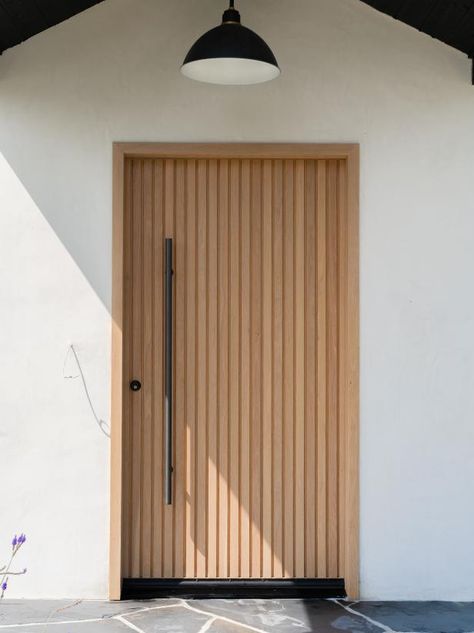 White Oak Front Doors, Black Entry Doors, Timber Front Door, Bungalow Renovation, Modern Front Door, Door Pull Handle, Wood Front Doors, Wooden Front Doors, Front Door Entrance