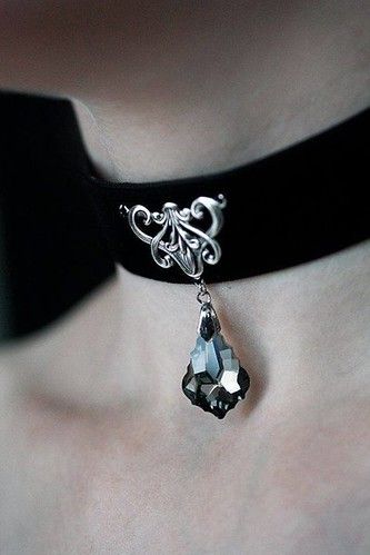 Kalung Choker, Gaun Abad Pertengahan, Gothic Chokers, Magical Jewelry, Fantasy Jewelry, Gothic Jewelry, Yohji Yamamoto, Goth Fashion, Heart Charm Bracelet