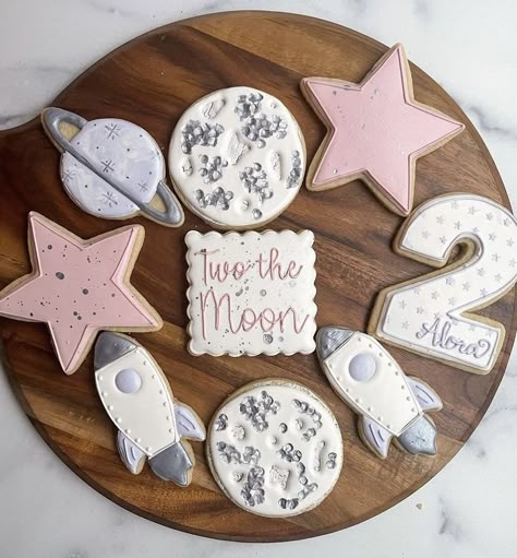 Star 2nd Birthday Theme, Two The Moon Birthday Party Neutral, Two The Moon Birthday Cookies, Two The Moon Cookies Decorated, Two The Moon Cookies Girl, Shoot For The Stars Birthday, Two The Moon Birthday Theme, Two The Moon Birthday Party Girl Cake, Space Themed Birthday Party Girl