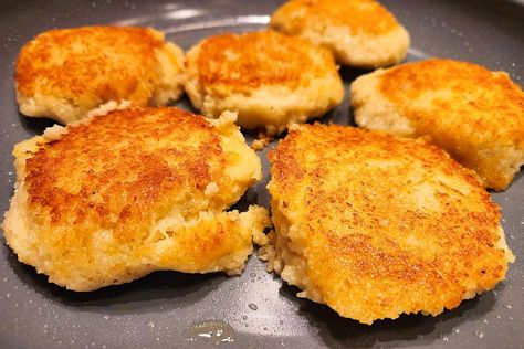 Crispy, Creamy Southern Grit Cakes Recipe Will Make You Love Grits #30secondmom Fried Grits Cakes, Fried Grits Recipe, Leftover Grits, Vegan Grits, Grit Cakes Recipe, Mashed Potato Patties, Southern Grits, Grit Cakes, Girl Breakfast