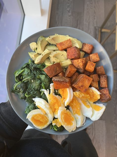 PCOS-friendly breakfast/lunch packed with avocado, spinach, sweet potato, and eggs to keep you satiated and full for hours! Sweet Potato Eggs Breakfast, Acne Friendly Meals, Sweet Potato Lunch Ideas, Potato And Eggs, Bussin Food, Spinach Sweet Potato, Egg And Spinach, Safe Meals, Potato And Egg Breakfast