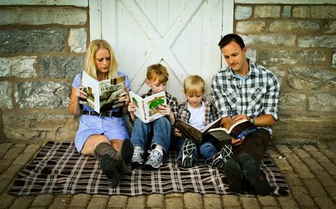 Family Children Reading, Family Photo Pose, Family Reading, Photographs Ideas, Family Posing, Family Photo Sessions, Cute Family, How To Pose, A To Z