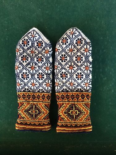 Ravelry: Kurzeme, Piltene, p 272 pattern by Maruta Grasmane Latvian Mittens, Knitted Gloves Mittens, Motif Fair Isle, Hantverk Diy, Norwegian Knitting, Knitted Mittens Pattern, Hand Knit Mittens, Colorwork Knitting, 10 December