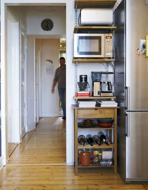 Small Apartment Solutions, Classy Kitchen, Small Apartment Kitchen, Rental Kitchen, Small Kitchen Organization, Decor Ikea, Shelving Ideas, Apartment Organization, Kitchen Solutions