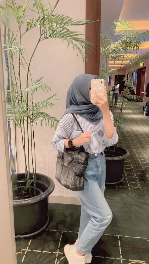 𝐅𝐎𝐋𝐋𝐎𝐖!! 𝐈𝐧𝐬𝐩𝐢𝐫𝐚𝐬𝐢 𝐏𝐚𝐝𝐮 - 𝐩𝐚𝐝𝐚𝐧 𝐎𝐎𝐓𝐃 𝐝𝐢 𝐒𝐢𝐧𝐢 !! #hijaboutfits #hijaboutfit #outfitinspiration #Terlaris #hijabchic #outfitstyle #hijabersindonesia #like #muslimahapparelthings #hijabista Ootd Celana Jeans Biru, Outfit Jeans Biru, Outfit Jeans Hijab, Pink Hijab, Hijab Jeans, Ootd Korean Style, Outfit Hijab Casual, Ootd Hijab Casual, Hijabi Aesthetic