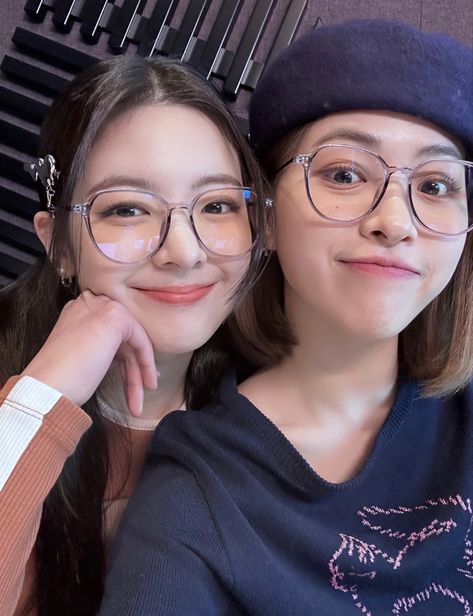 Ryujin And Lia Selca, Funny Selfies, Lgbtq Funny, Itzy Lia, Lia Itzy, Kim Sejeong, Korean K Pop, Aesthetic Editing Apps, Golden Girls