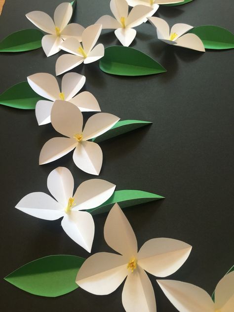 Flower Hacks, Craft Ideas Easy, Paper Craft Ideas, Classroom Decor Themes, How To Make Paper Flowers, Paper Flowers Craft, Giant Paper Flowers, Class Decoration, Tropical Party