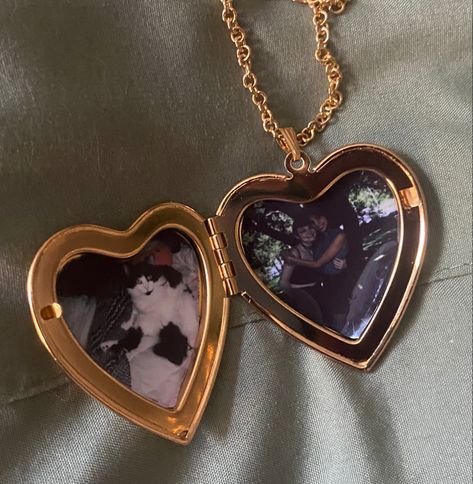 Heart Locket Picture, Things To Put In A Locket, Vintage Locket Aesthetic, Locket Necklace Photo, Locket Couple, Heart Shaped Locket Aesthetic, Locket Picture Ideas, Vintage Heart Locket Necklace, Heart Locket Aesthetic