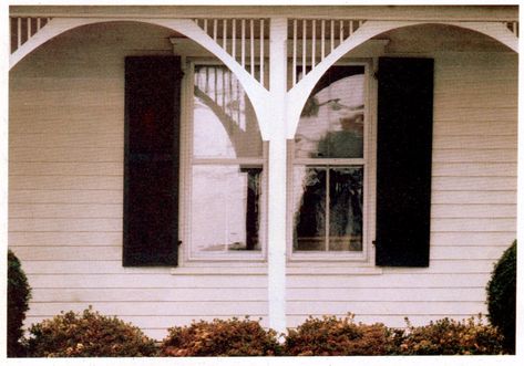 27 old-fashioned wood porch bracket designs Victorian Front Porch, Porch Trim, Vintage Screen Doors, 1930s Bungalow, Porch Brackets, Victorian Porch, Wood Porch, Folk Victorian, Wooden Trim