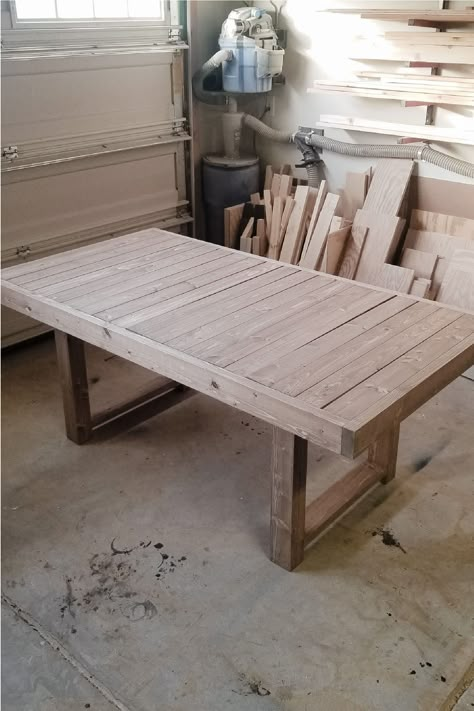 Looking for an outdoor dining table? Make one! This DIY table is beginner-friendly and can be made in a weekend. Inspired by West Elm! Easy Patio Table Diy, Diy Patio Dining Chairs, Outdoor Concrete Table Diy, Easy Patio Diy, Diy Wood Projects Outdoor, Homemade Outdoor Table, Diy Outdoor Dining Table Easy, Diy Table Outdoor, Trex Outdoor Dining Table Diy