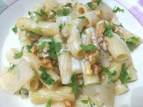 Gorgonzola Pear Pasta, Pear Gorgonzola Pasta, Pear And Gorgonzola Pasta, Pasta With Gorgonzola, Pear Pasta Recipe, Gorgonzola Pasta Sauce, Pear Pasta, Gorgonzola Recipes, Gorgonzola Pasta