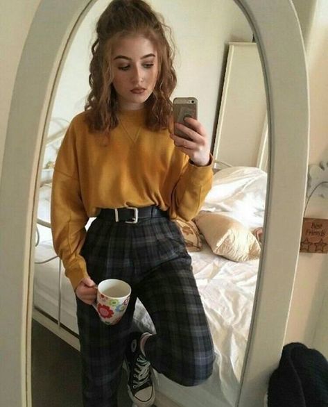 Hufflepuff - Album on Imgur Women Blouses Fashion, Look Retro, Dallas Fashion, Outfit 90s, Moda Vintage, Mode Inspo, Mode Vintage, Fashion Mode, Looks Style