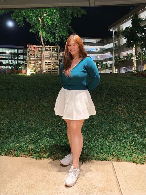 Skirt Ideas For Plus Size, White Pleated Skirt Outfit Plus Size, Plus Size Outfits Aesthetic Korean, Plussize Outfit Summer Casual, Curvy Tennis Skirt Outfit, Tennis Skirt Plus Size Outfit, White Skirt Plus Size Outfit, Korean Curvy Outfit, White Tennis Skirt Outfit Plus Size